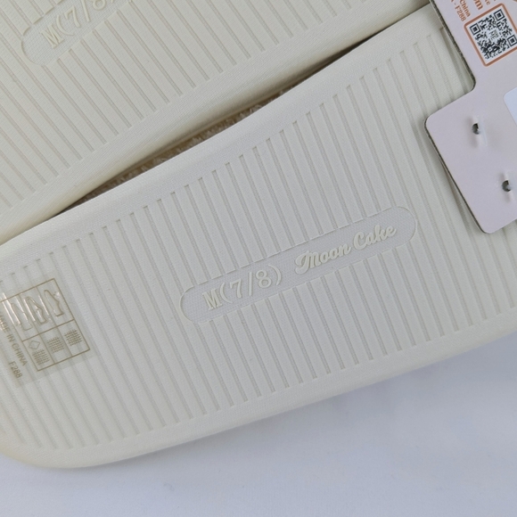 Slippers Strawberry Cosmopolitan Embroider Fleece Memory Foam Slip On M(7/8) NWT - Picture 14 of 14